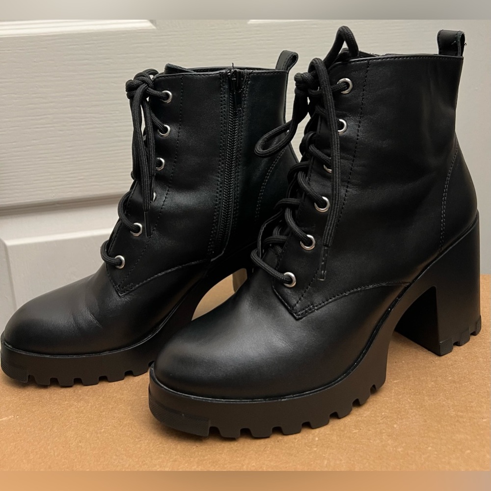 Black boots in women’s size 6
